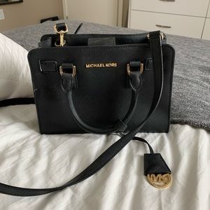 MICHAEL KORS CROSSBODY - BLACK